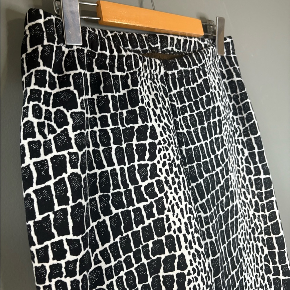 Just Cozy, Size M/L, Black and white alligator print, fleece lined warm leggings - Picture 3 of 7